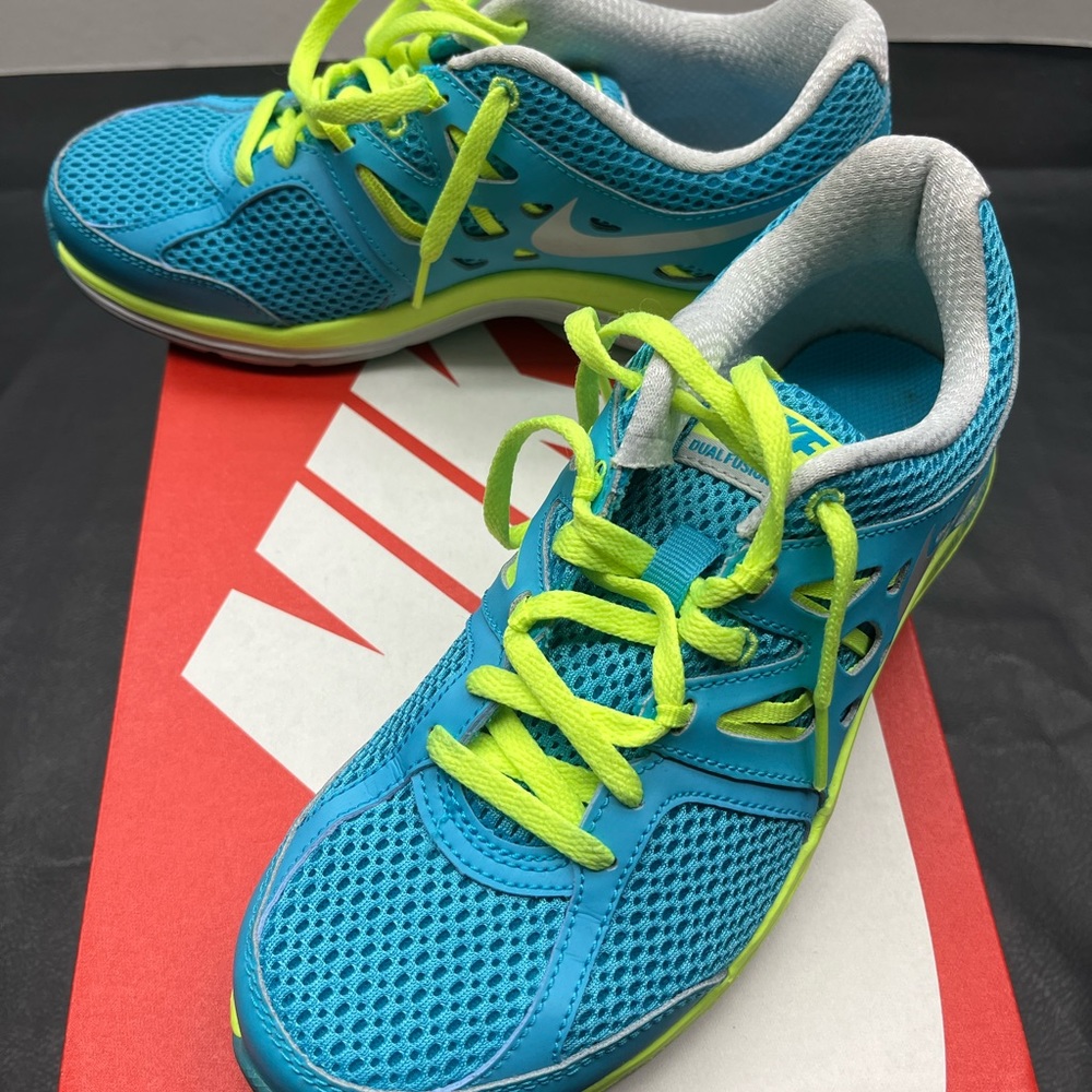 Women’s Nike Tennis shoes - Size: 6 - Worn one time/ Like new - Picture 3 of 6